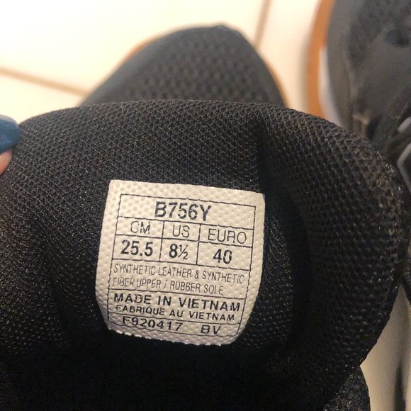 LIKE NEW ASICS VOLLEYBALL SHOES - Picture 7 of 7